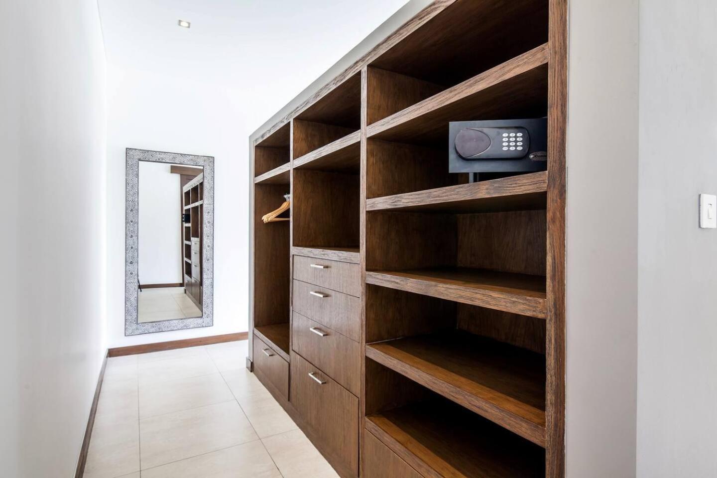 Moderne 4 Bedroom Services Hoteliers 5 Seminyak (Bali)
