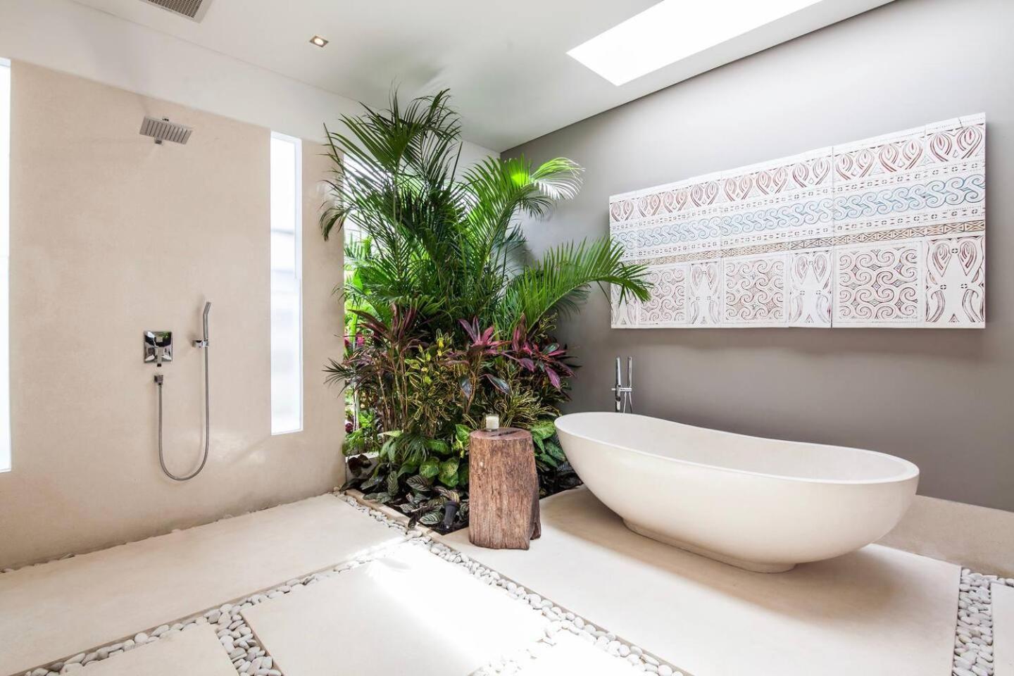 Moderne 4 Bedroom Services Hoteliers 5 Villa